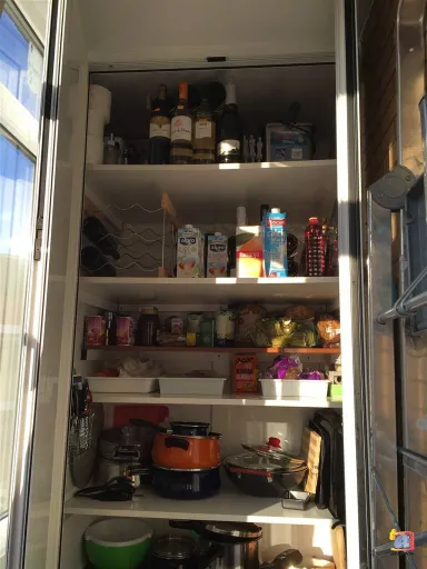 Aluleón - Armario de aluminio lacado blanco para terraza en la serie 2300 abisagrada, ciego de chapa sandwich distribuido con baldas de melamin