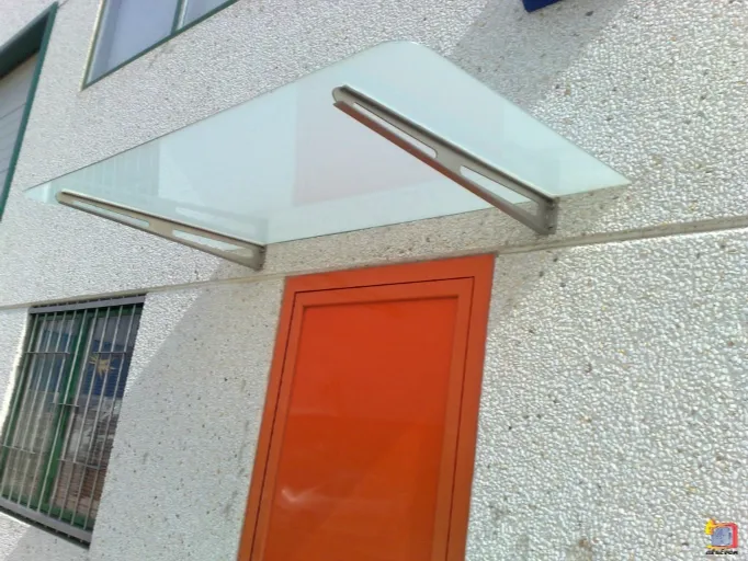 Aluleón - Tejadillo en vidrio mate con soportes en acero inoxidable