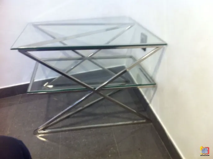 Aluleón - Mesa de vidrio y acero inoxidable.